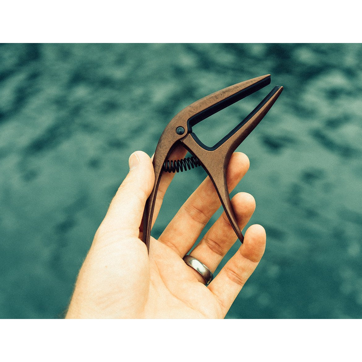Ernie Ball Axis Capo For Electric and Acoustic Guitar - Bronze